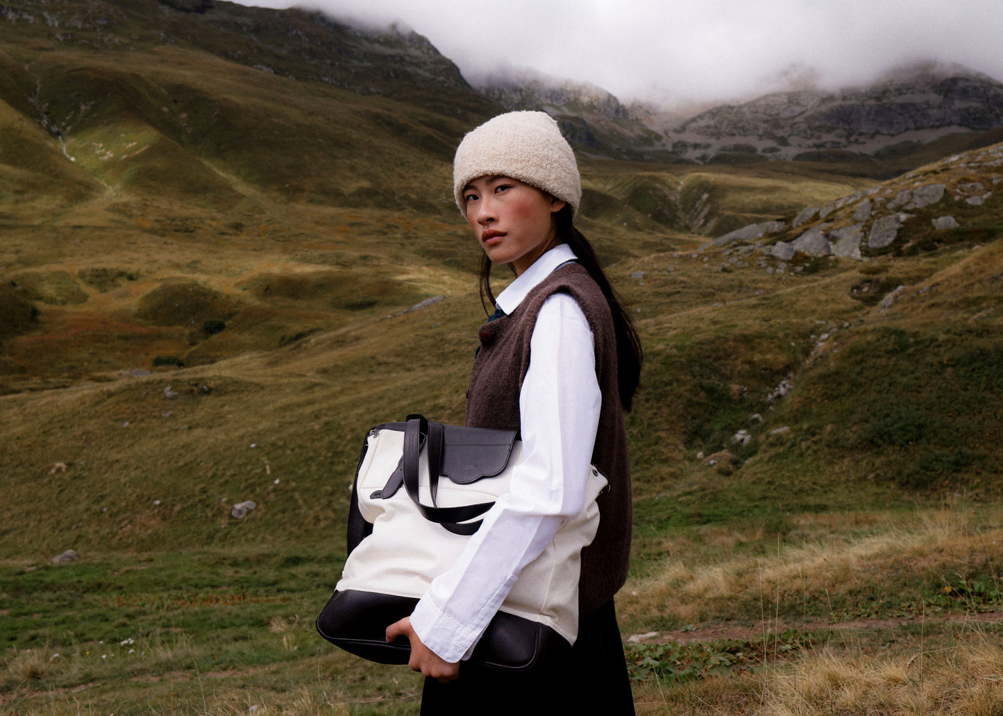 ''...À ZURICH'' TOTE BAG IN CHARCOAL BROWN