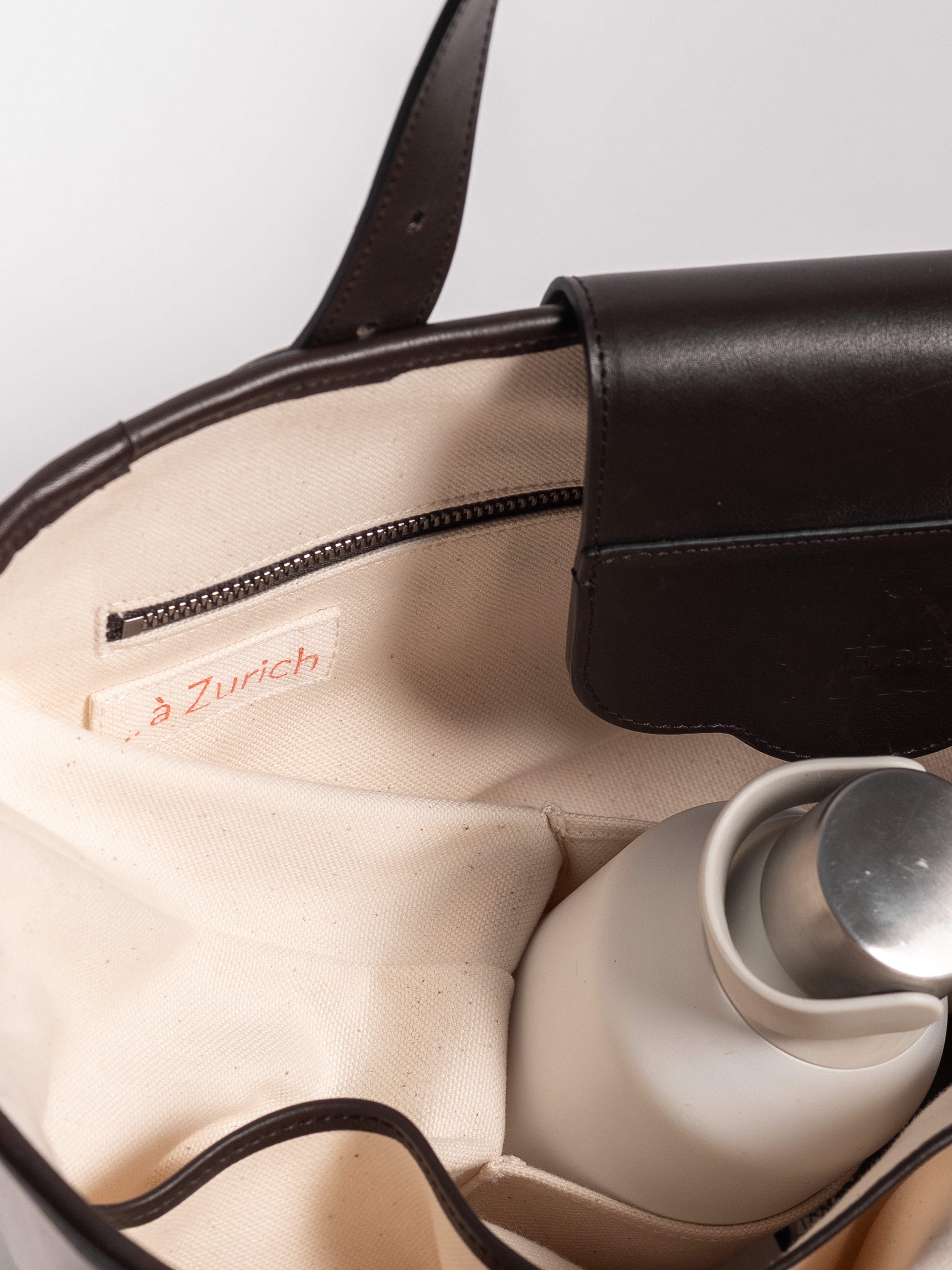 ''...à Zurich'' Tote Bag in Charcoal Brown
