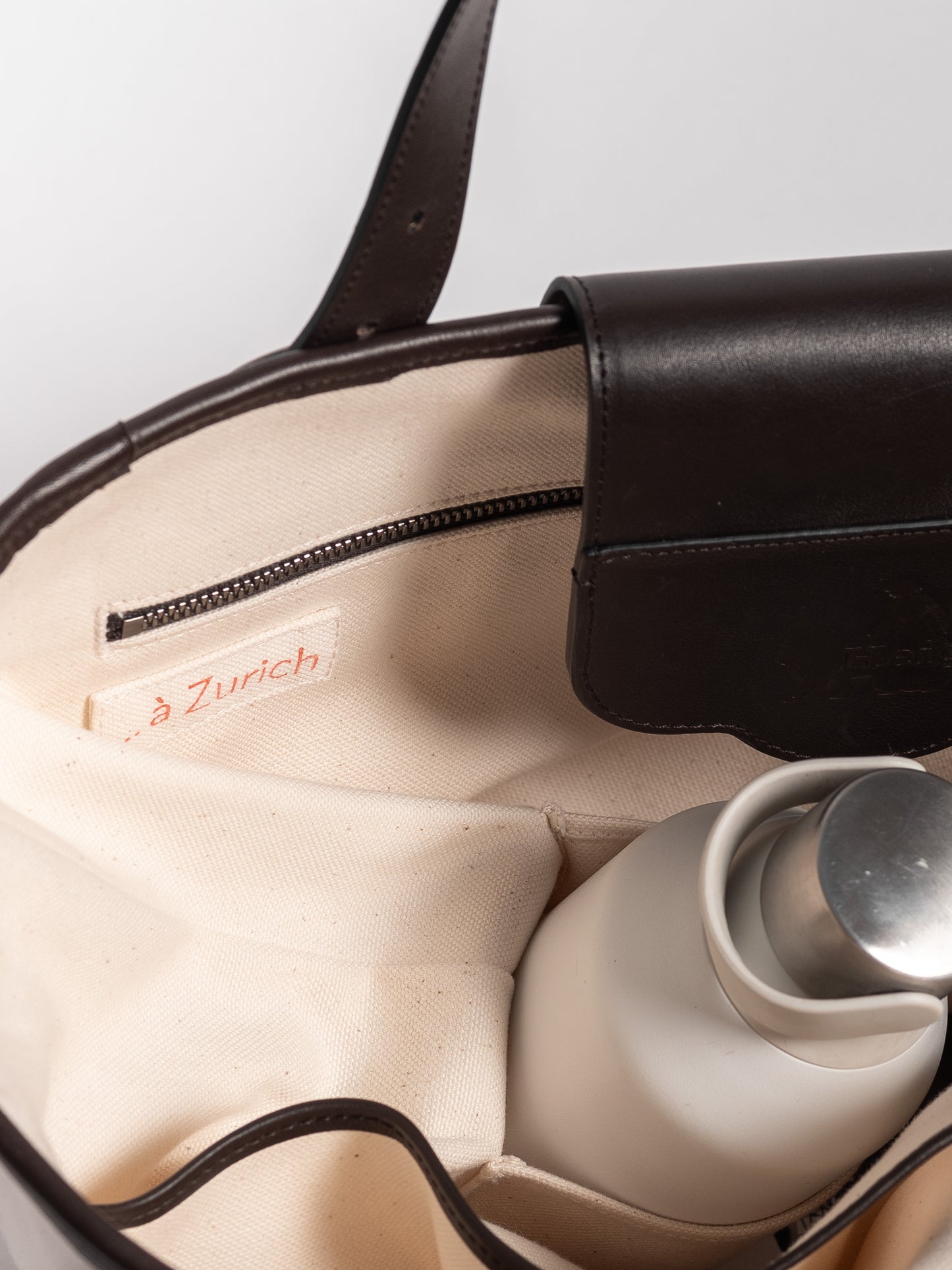 ''...À ZURICH'' TOTE BAG IN ANTHRAZITBRAUN