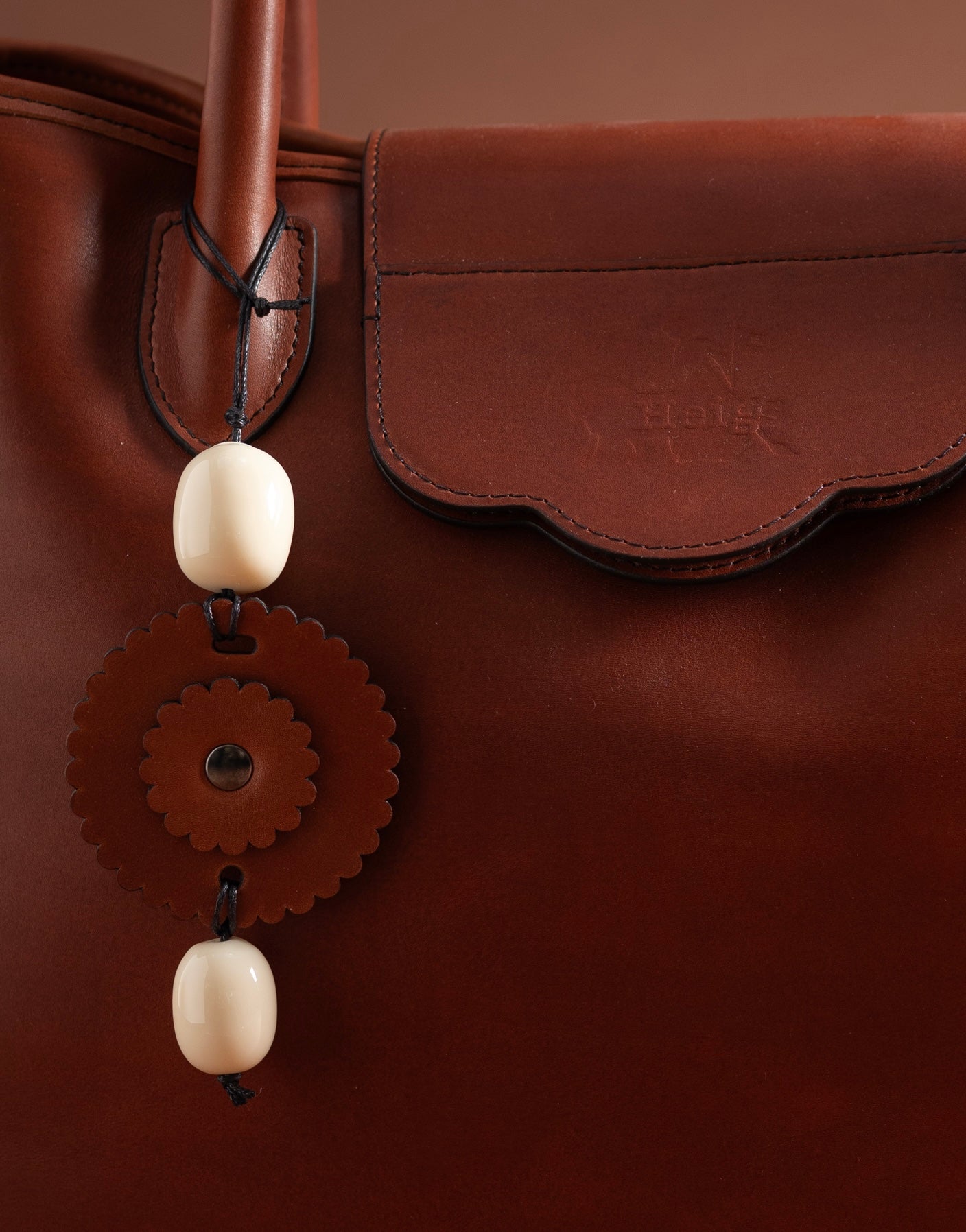 ACCESSOIRE DE SAC EN FAUVE AVEC PERLE.