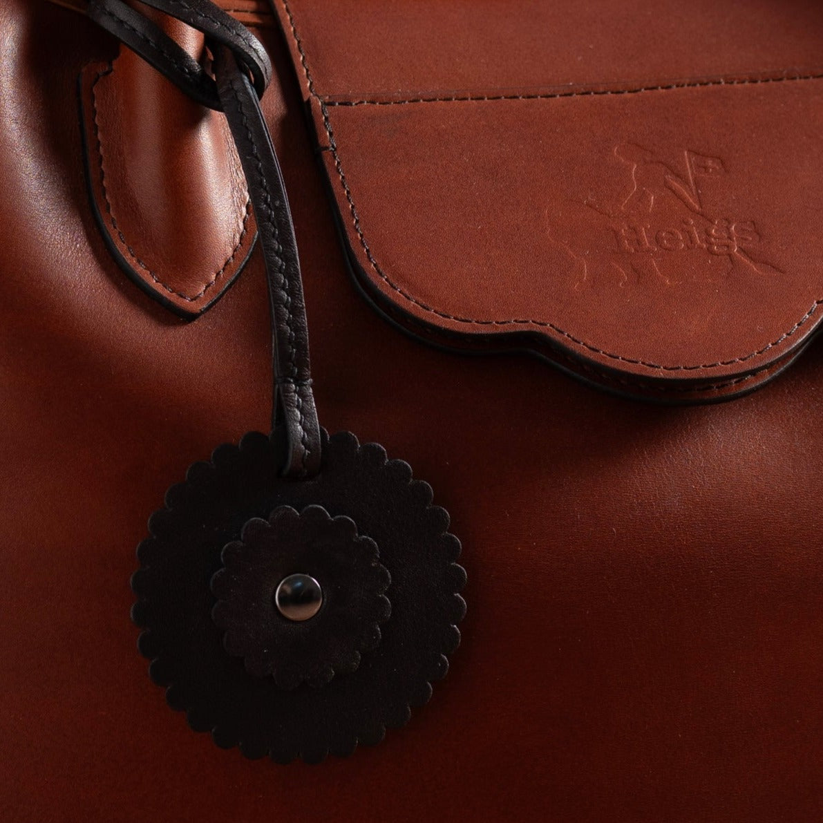 ACCESSOIRE DE SAC ROSETTE EN ÉBÈNE.