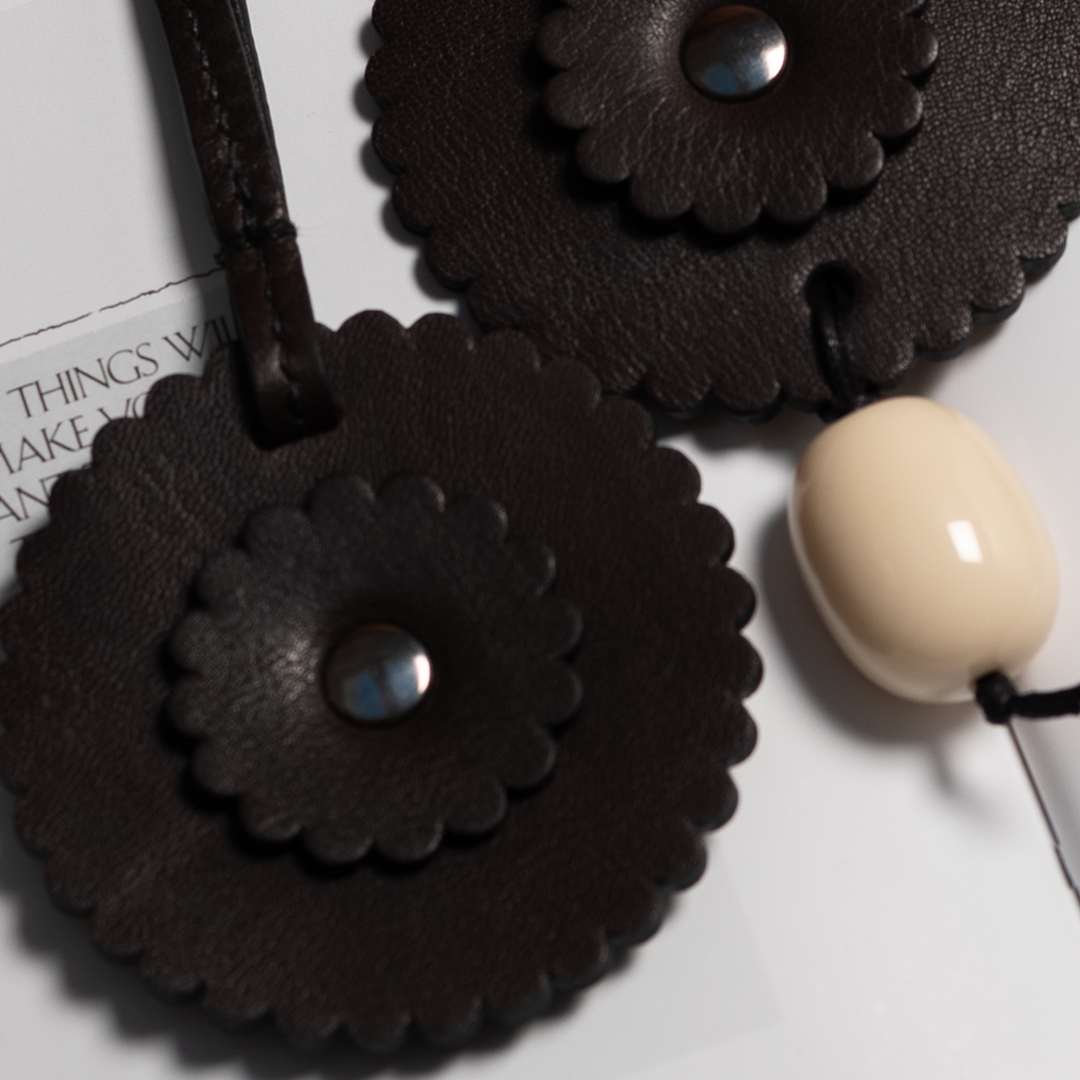 ACCESSOIRE DE SAC ROSETTE EN CUIR AVEC PERLE