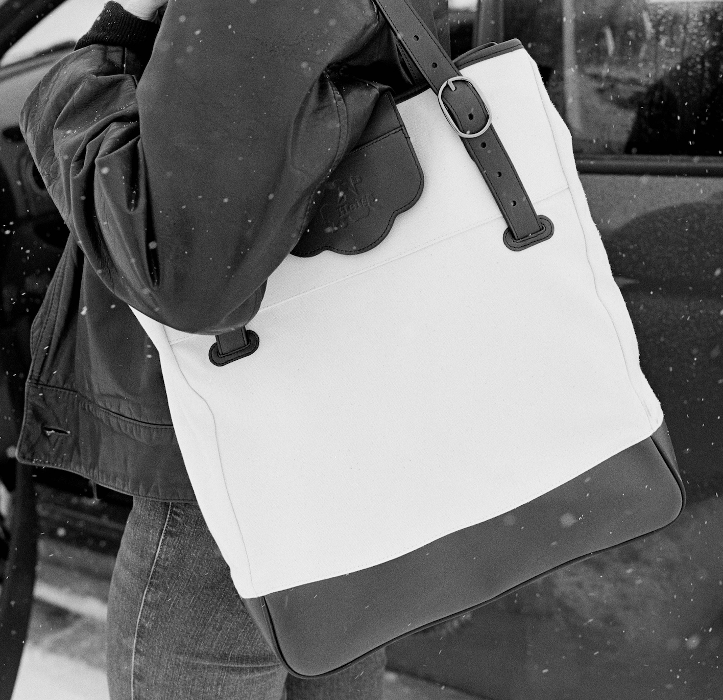 ''...À ZURICH'' TOTE BAG IN ANTHRAZITBRAUN