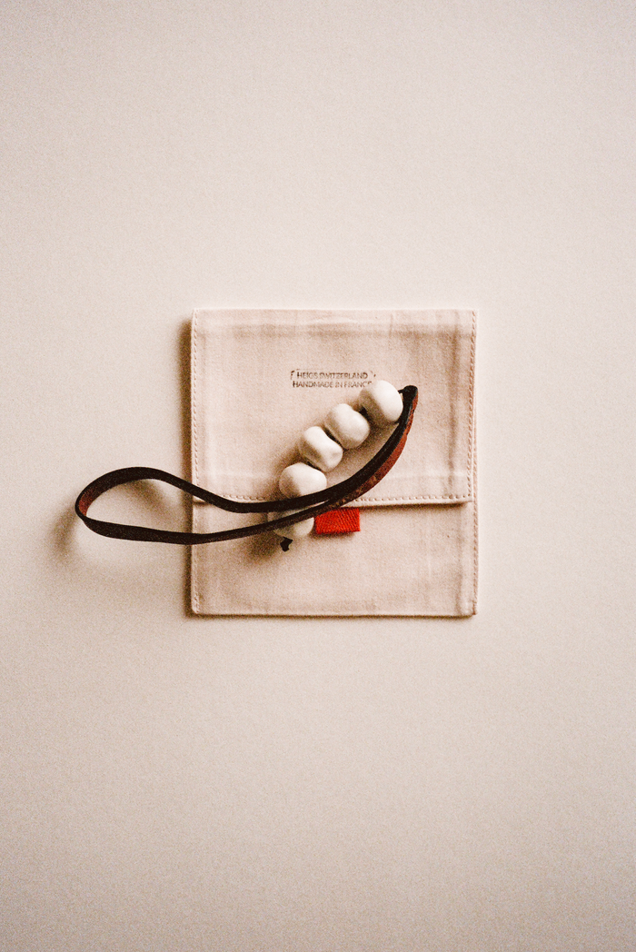 Bijou de sac en porcelaine par Maison Pastis X Heigs