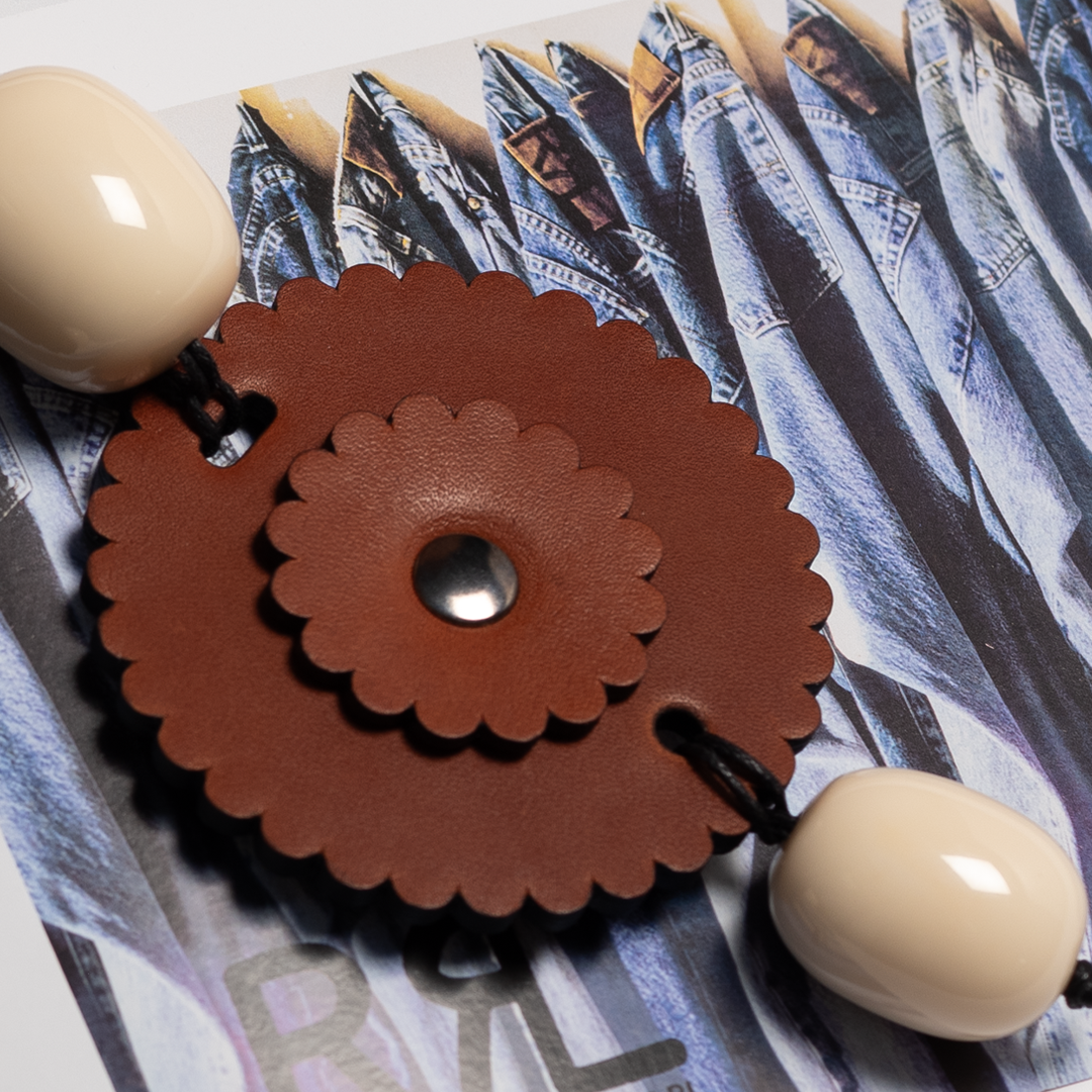 Rosette Charm with Ivoire Perle in Fauve