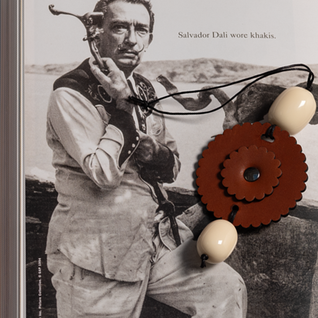 ACCESSOIRE DE SAC EN FAUVE AVEC PERLE.